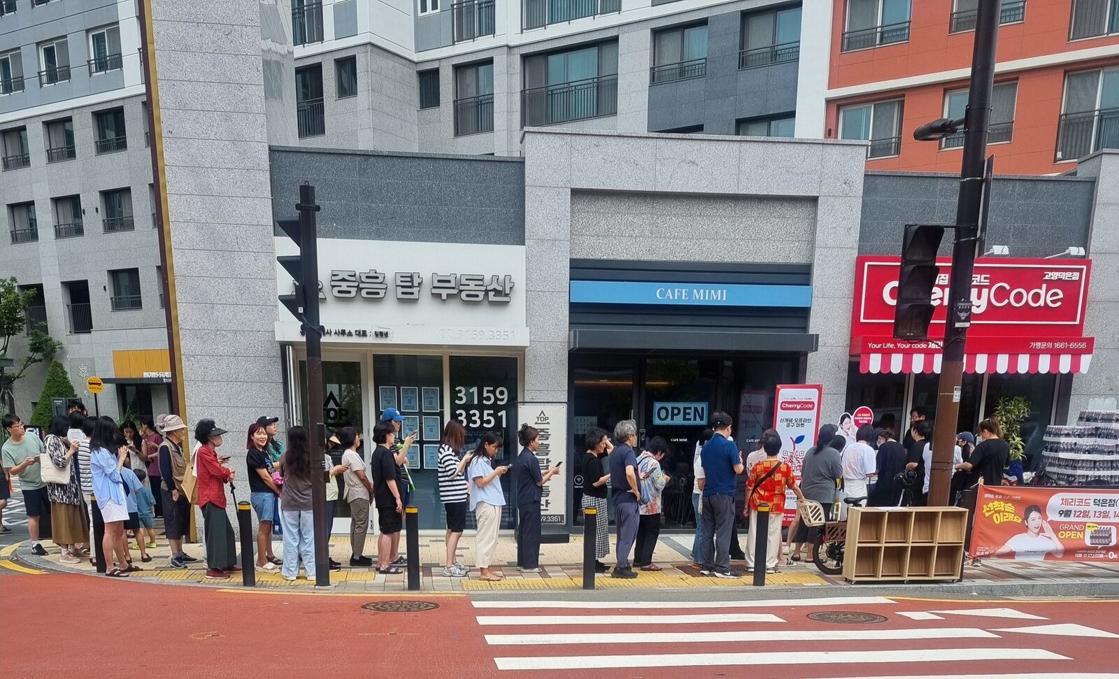 오픈 날, 매장 앞에서 이어진 줄